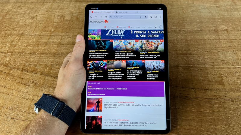 Lo schermo di REDMAGIC Nova Gaming Tablet è incastonato da cornici simmetriche