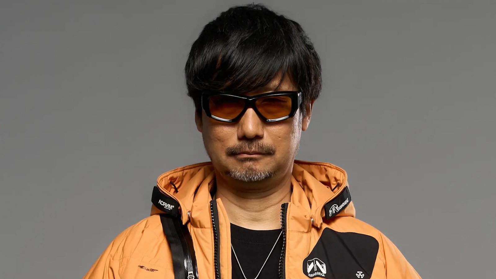 Hideo Kojima con i vestiti di Death Stranding 2 On the Beach