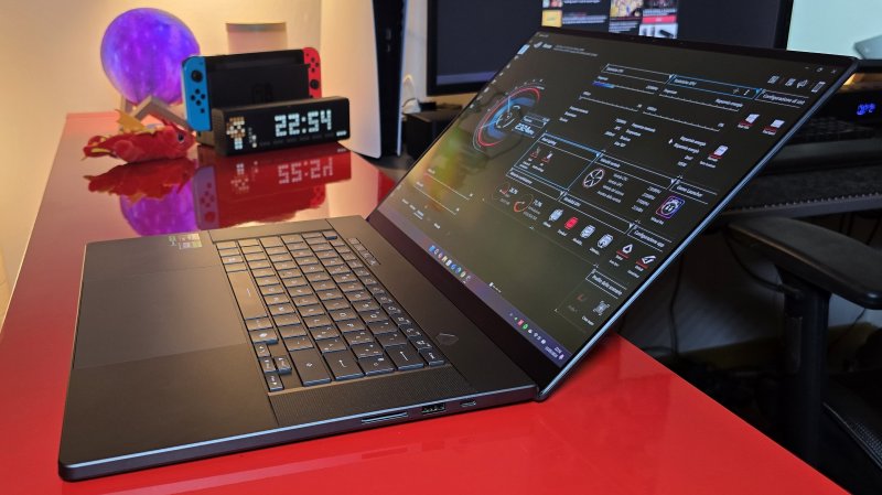 Le cerniere consentono l'apertura dello schermo con un solo dito, ma non permettono di raggiungere i 180°