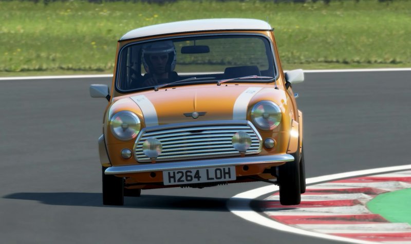 La Mini in Assetto Corsa EVO sbanda e reagisce ai cambi di direzione in maniera molto realistica La Mini in Assetto Corsa EVO sbanda e reagisce ai cambi di direzione in maniera molto realistica