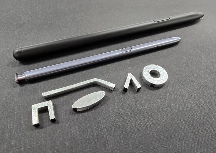 Le batterie allo stato solido di Samsung Electro-Mechanics per dispositivi indossabili posizionate accanto a penne intelligenti offrono un'interessante anteprima delle future possibilità