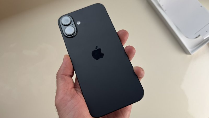 iPhone 16 iPhone 16