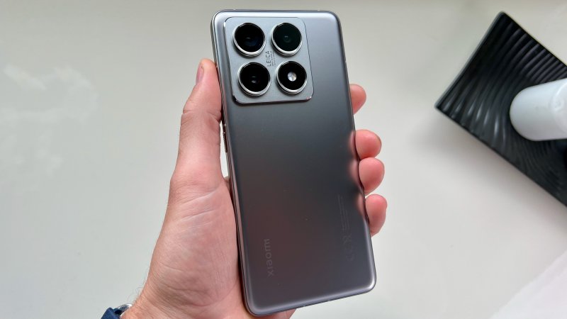 Il design di Xiaomi 14T Pro è decisamente riconoscibile