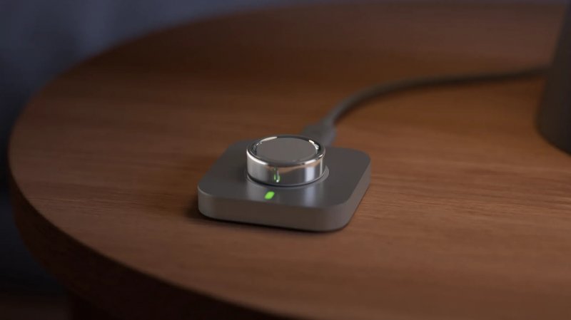 L'Oura Ring 4 sulla sua base di ricarica