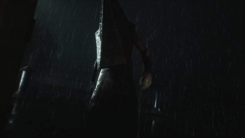 Pyramid Head è un enorme mostro che darà la caccia a James lungo tutta la sua permanenza nella città Pyramid Head è un enorme mostro che darà la caccia a James lungo tutta la sua permanenza nella città