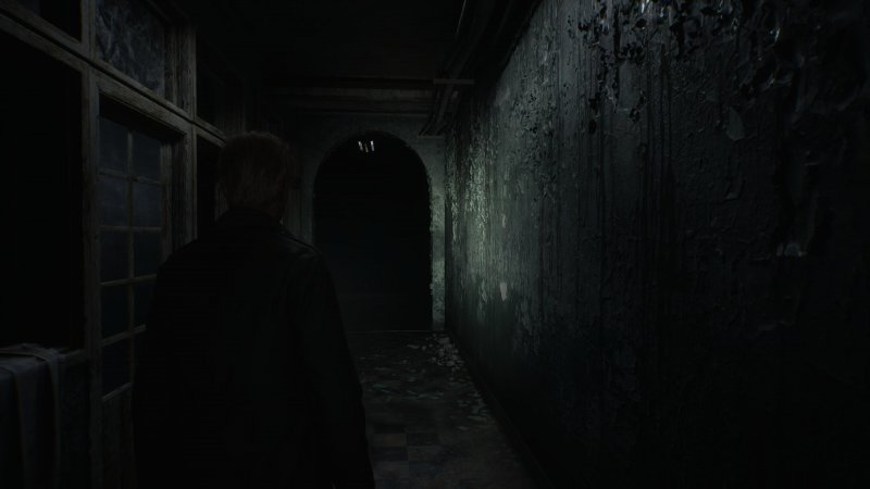 Il buio è uno dei nemici principali con cui fare i conti durante il gioco. L'unica luce disponibile è quella della torcia, trovata nelle prime fasi di gioco su di un manichino vestito esattamente come Mary Il buio è uno dei nemici principali con cui fare i conti durante il gioco. L'unica luce disponibile è quella della torcia, trovata nelle prime fasi di gioco su di un manichino vestito esattamente come Mary