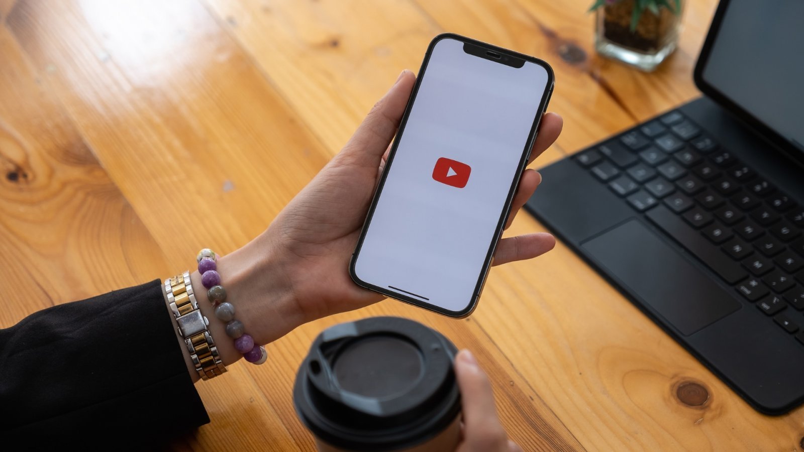 Uno smartphone che apre l'app di YouTube