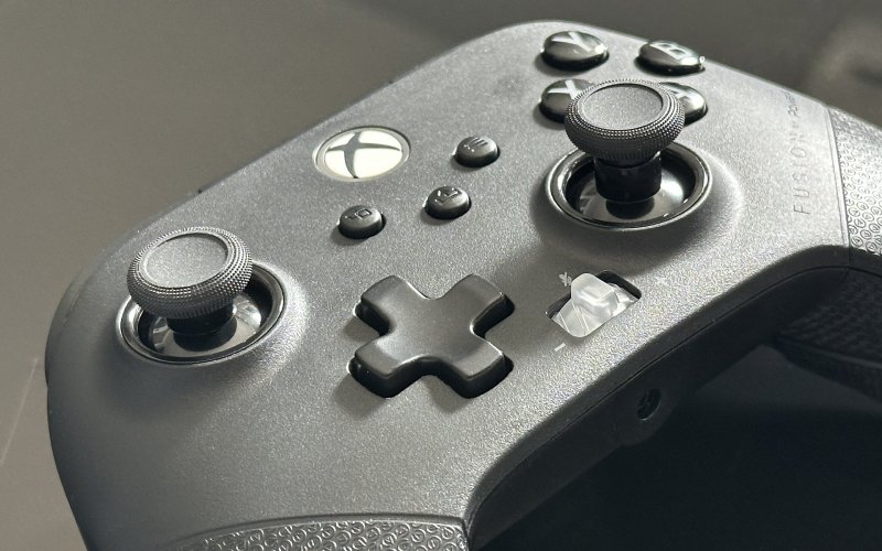 Le levette regolabili del PowerA Fusion Pro 4: quella destra l'abbiamo alzata, quella sinistra no