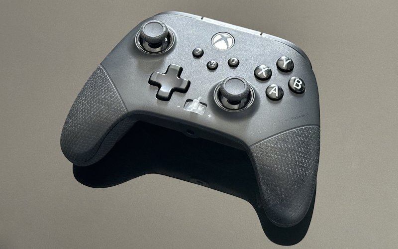 Il design del PowerA Fusion Pro 4 riprende quello del controller ufficiale Microsoft, ma presenta alcune differenze