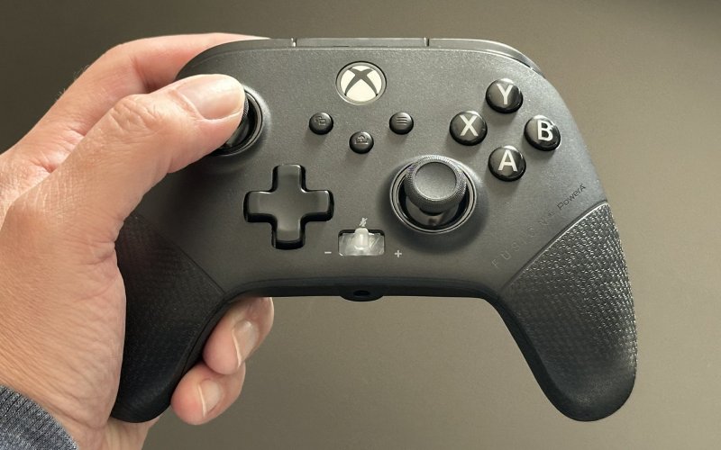 Il PowerA Fusion Pro 4 si tiene bene in mano anche grazie alle ottime zigrinature sulle impugnature