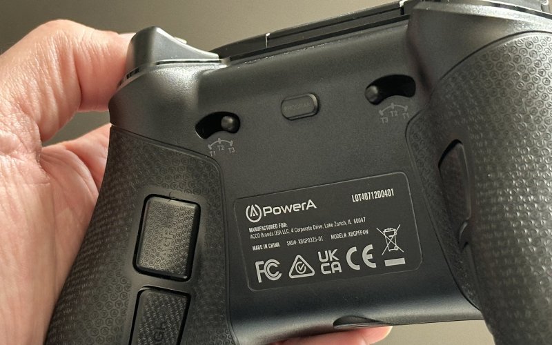 Uno sguardo ai selettori per i grilletti del PowerA Fusion Pro 4 e ai pulsanti posteriori programmabili