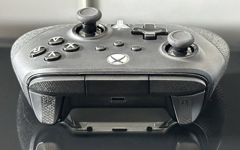 La fascia superiore del PowerA Fusion Pro 4 raccorda i tasti dorsali aggiungendo un elemento centrale passivo che fa da ponte