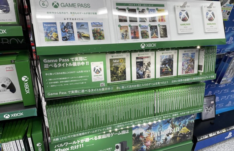 Ne negozi di videogiochi di Tokyo vengono esposti i titoli presenti in Xbox Game Pass con all'interno il codice di abbonamento, senza copie retail