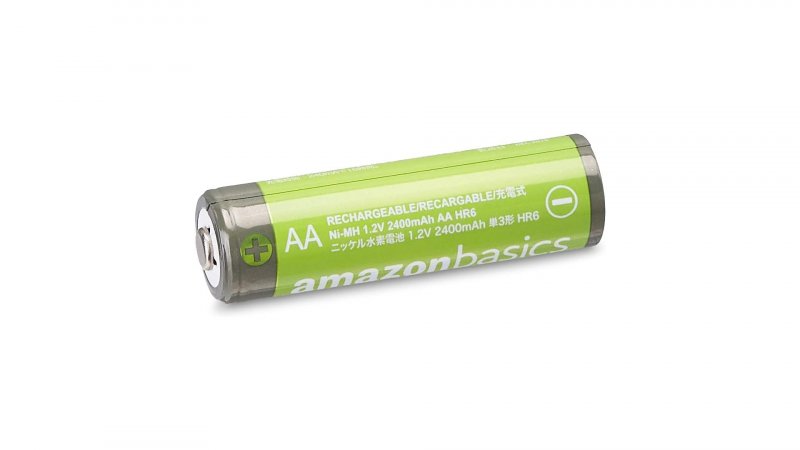 Una batteria AA ricaricabile di Amazon Basics