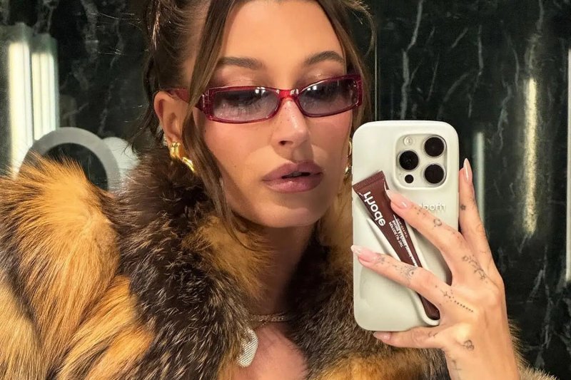 Hailey Bieber con la cover porta lip-gloss che ha probabilmente ispirato Bic Hailey Bieber con la cover porta lip-gloss che ha probabilmente ispirato Bic