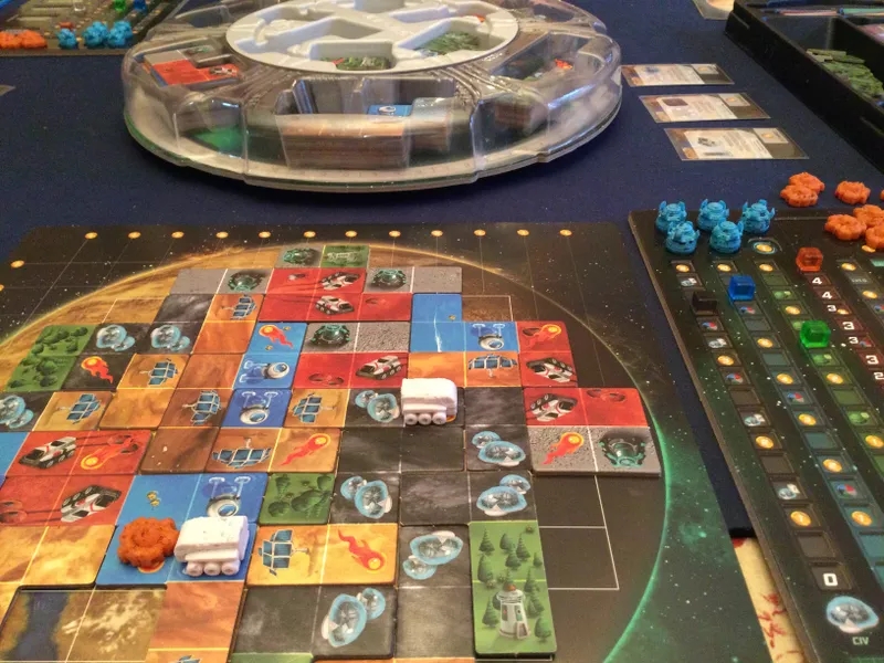 Pianeti sconosciuti riesce, con condizioni di partenza asimmetriche, a creare un'esperienza bilanciata e competitiva