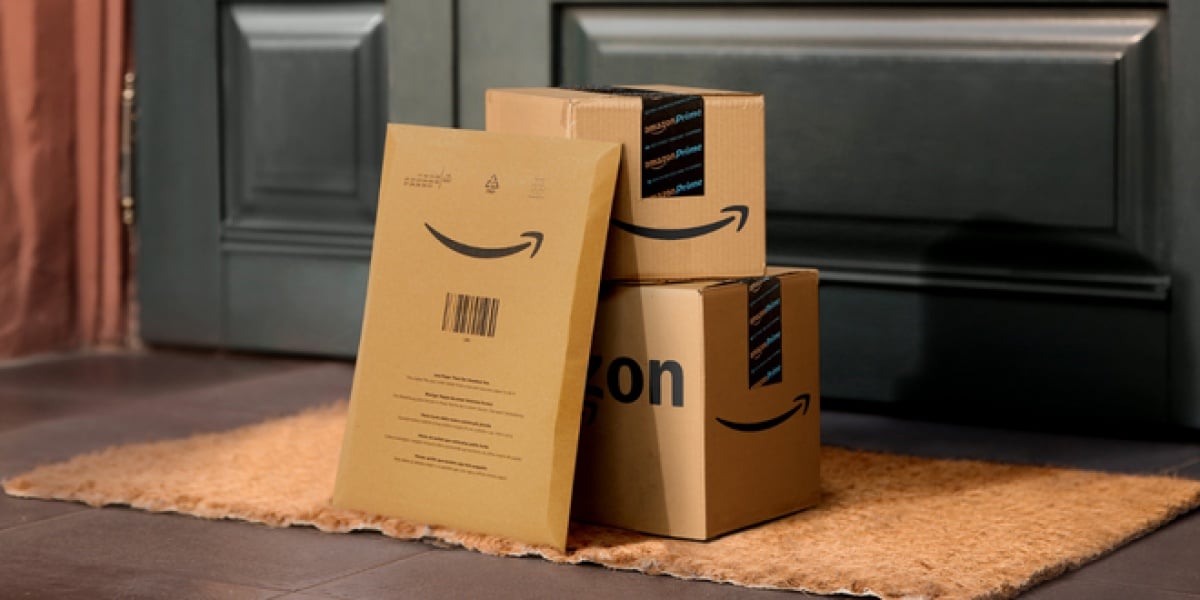 Dei pacchetti di amazon su uno zerbino di fronte a una porta