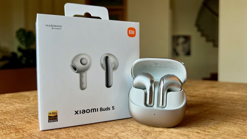 Le Xiaomi Buds 5 assieme alla loro confezione
