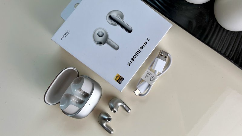 Allegato alle Xiaomi Buds 5 c'è solo un piccolo cavo USB-A/USB-C per la ricarica
