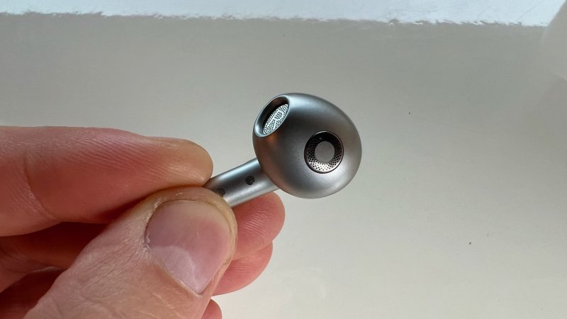 Il design degli auricolari è curato sebbene non particolarmente originale