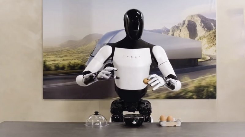 Il robot Tesla Optimus alle prese con delle uova