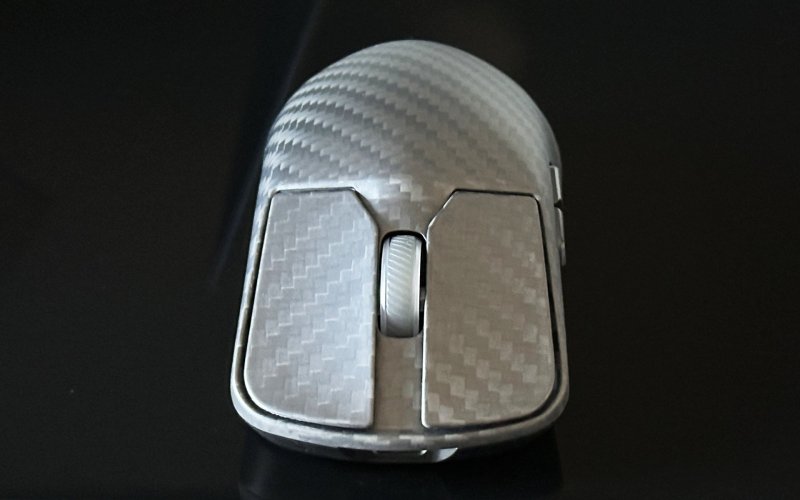 L'impiego della fibra di carbonio è il tratto caratterizzante dell'ASUS ROG Harpe Ace Extreme L'impiego della fibra di carbonio è il tratto caratterizzante dell'ASUS ROG Harpe Ace Extreme