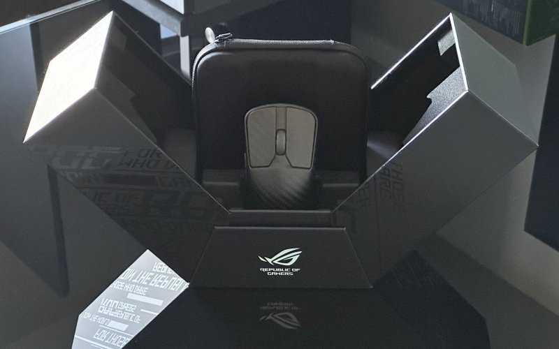 La peculiare confezione dell'ASUS ROG Harpe Ace Extreme La peculiare confezione dell'ASUS ROG Harpe Ace Extreme