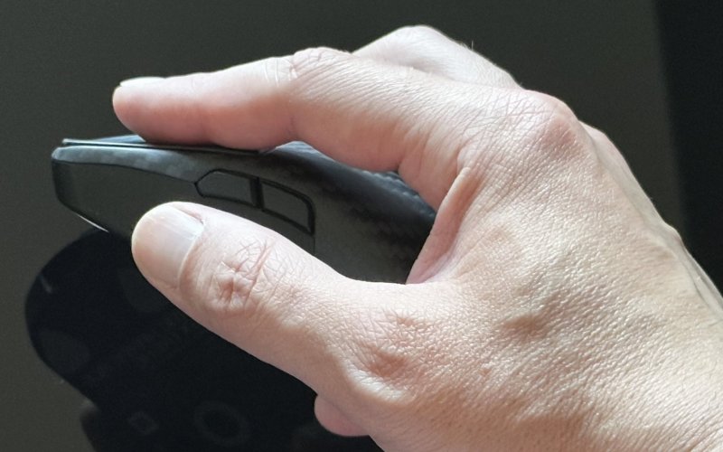 Uno sguardo ai tasti laterali dell'ASUS ROG Harpe Ace Extreme Uno sguardo ai tasti laterali dell'ASUS ROG Harpe Ace Extreme