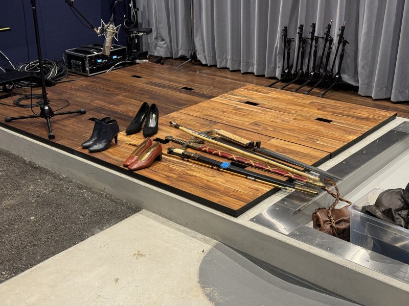 Le diverse tipologie di pavimento nella stanza del foley: per registrare i passi dei personaggi si sceglie di volta in volta il materiale giusto e le scarpe più appropriate