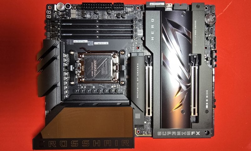 ROG Crosshair X870E Hero porta in dote il nuovo chipset top di gamma della Serie 800