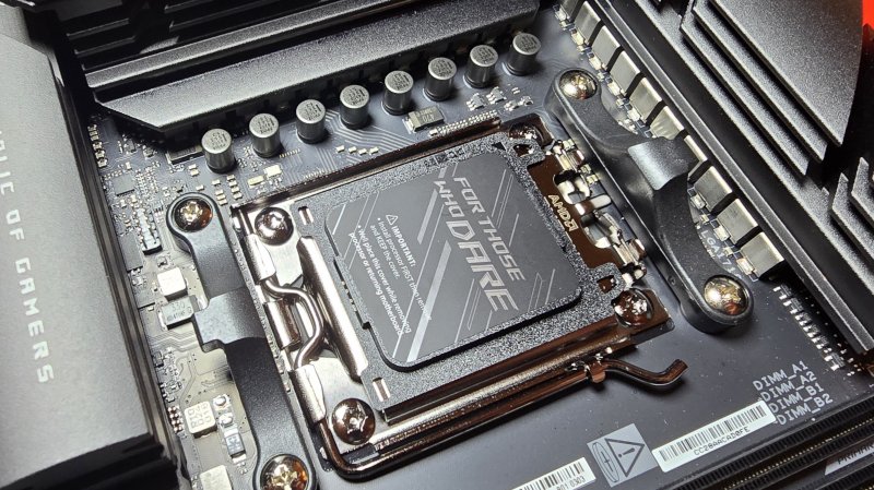 Il socket AM5 di ROG Crosshair X870E Hero offre un'ottima retrocompatibilità