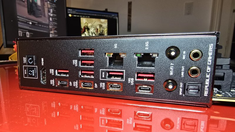 La dotazione di ROG Crosshair X870E Hero garantisce una connettività completa