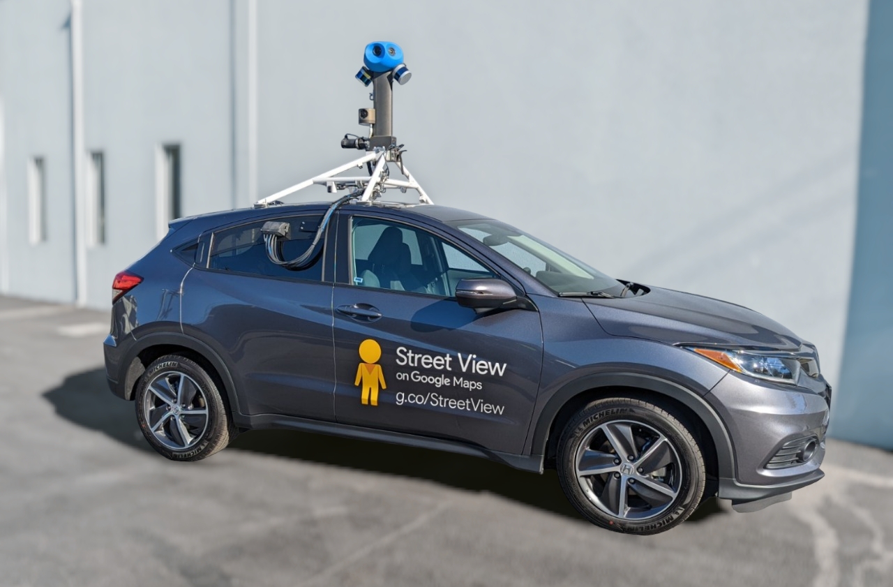 Un'auto Google Street View