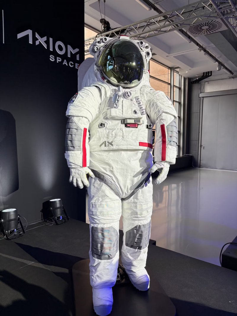 Uno scatto frontale della tuta. Uno scatto frontale della tuta.