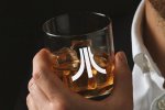 Atari ha annunciato un set decanter per bere con la storia dei videogiochi - Notizia