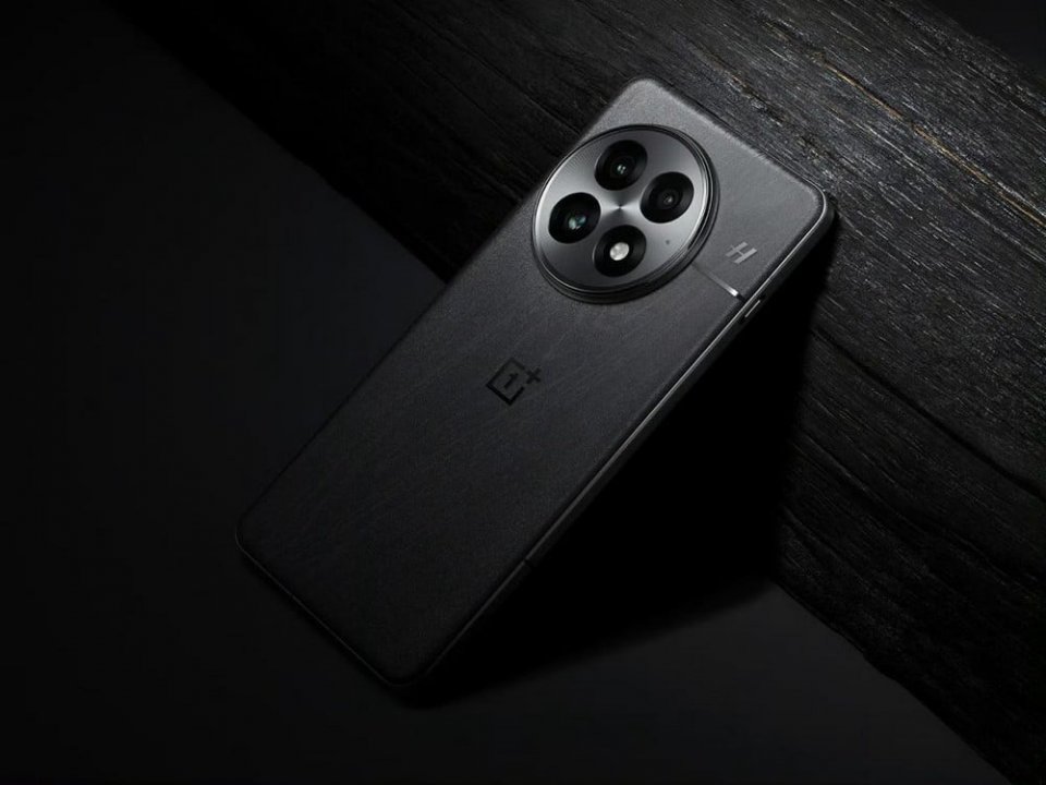 OnePlus 13 si mostra in rete: ecco le foto comparse online del nuovo flagship