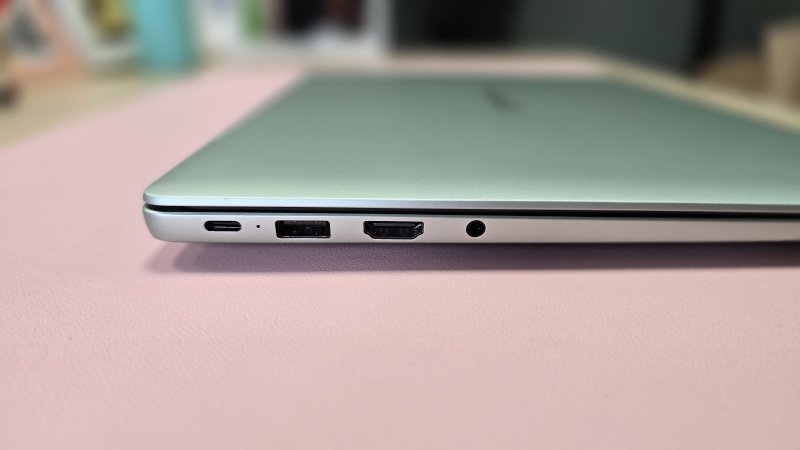 Il MateBook 14 si ricarica facilmente con un cavo USB-C, lo stesso con cui puoi caricare lo smartphone
