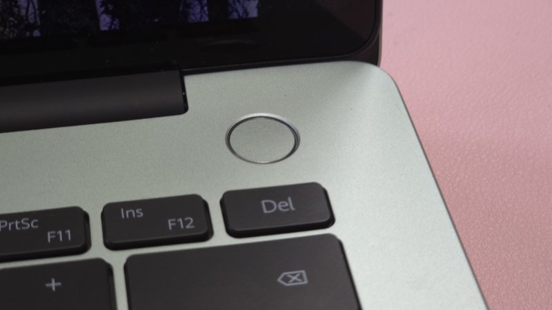 Comodo anche il sensore di impronte per l'accesso rapido e sicuro al proprio PC, anche quando possono esserci sguardi indiscreti