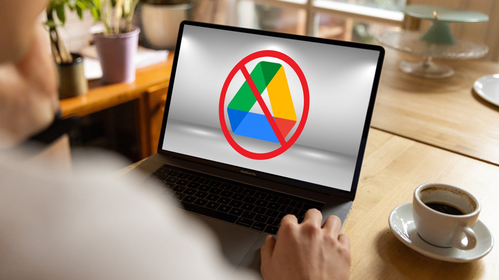 Un utente al PC e il logo di Google Drive