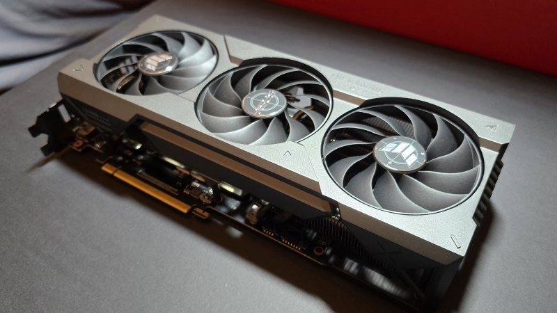 Lo chassis in metallo è robusto e dona un aspetto premium