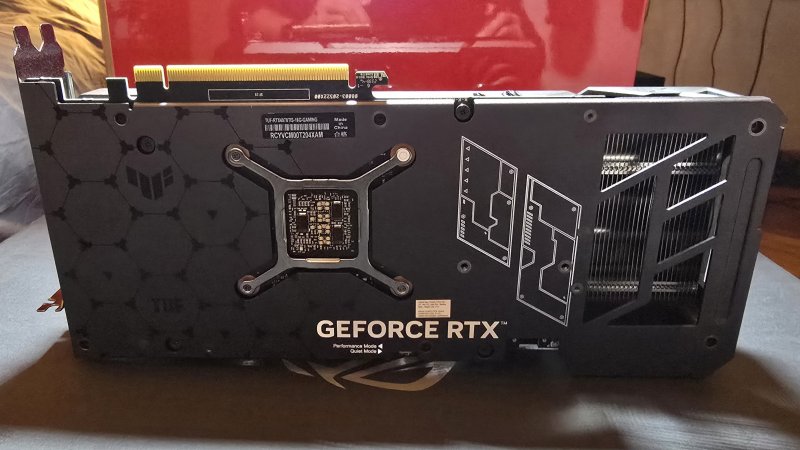 ASUS TUF Gaming GeForce RTX 4070 Ti Super è equipaggiata con 16 GB di GDDR6X con bus a 256-bit