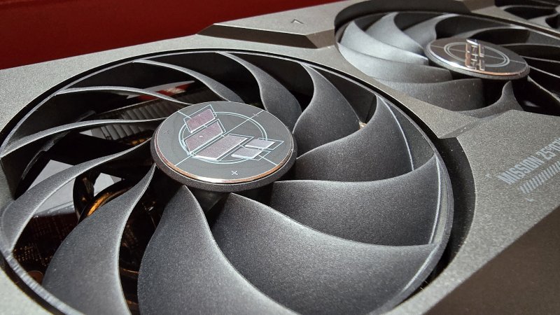 ASUS TUF Gaming GeForce RTX 4070 Ti Super mette in campo tre ventole da 92 mm con tecnologia assiale a doppio cuscinetto