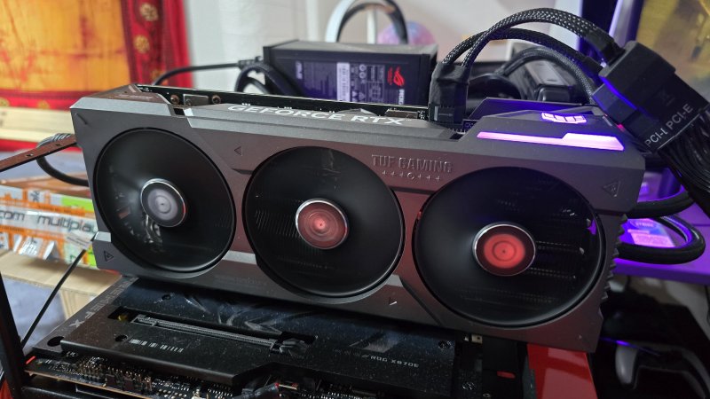 ASUS TUF Gaming GeForce RTX 4070 Ti Super ha un connettore 12VHPWR accompagnato da un adattatore che consente di usare il doppio 8 pin classico