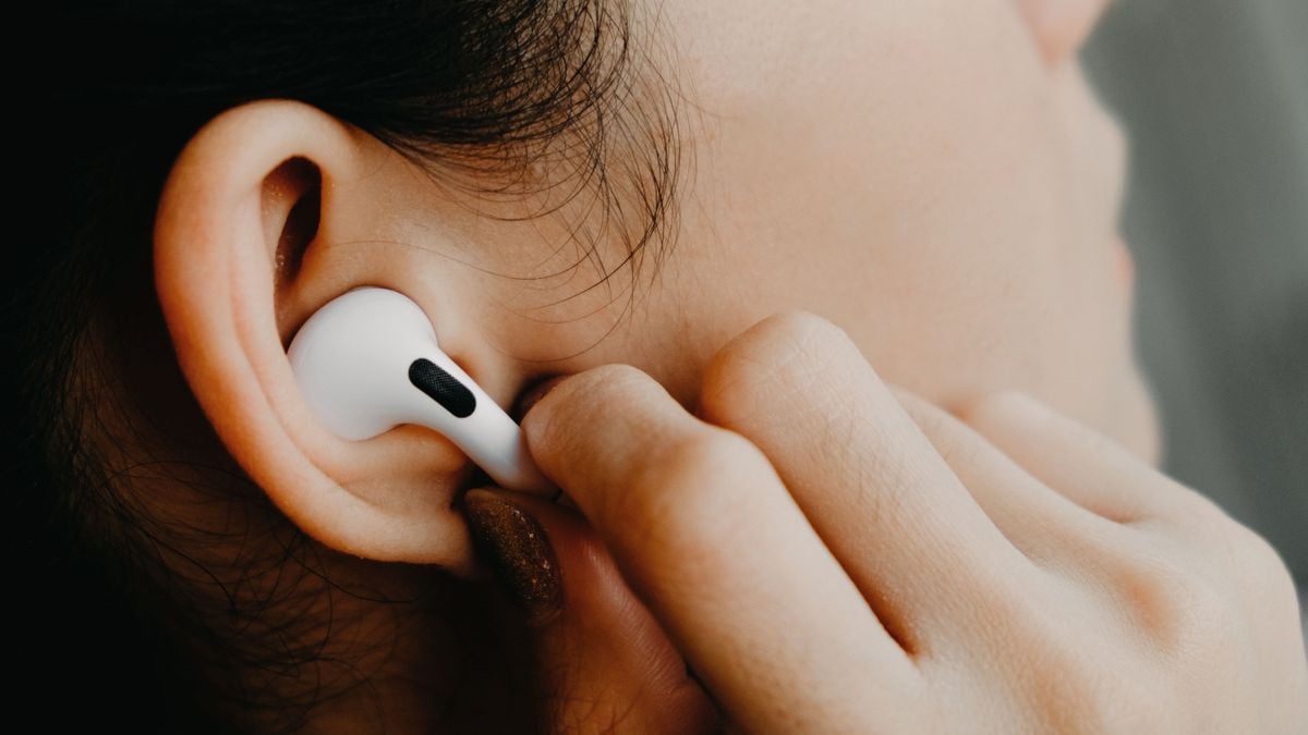 Una ragazza con gli Airpods Pro 2