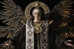 Il cosplay di Madre Miranda da Resident Evil Village firmato Melamori è inquietante - Notizia