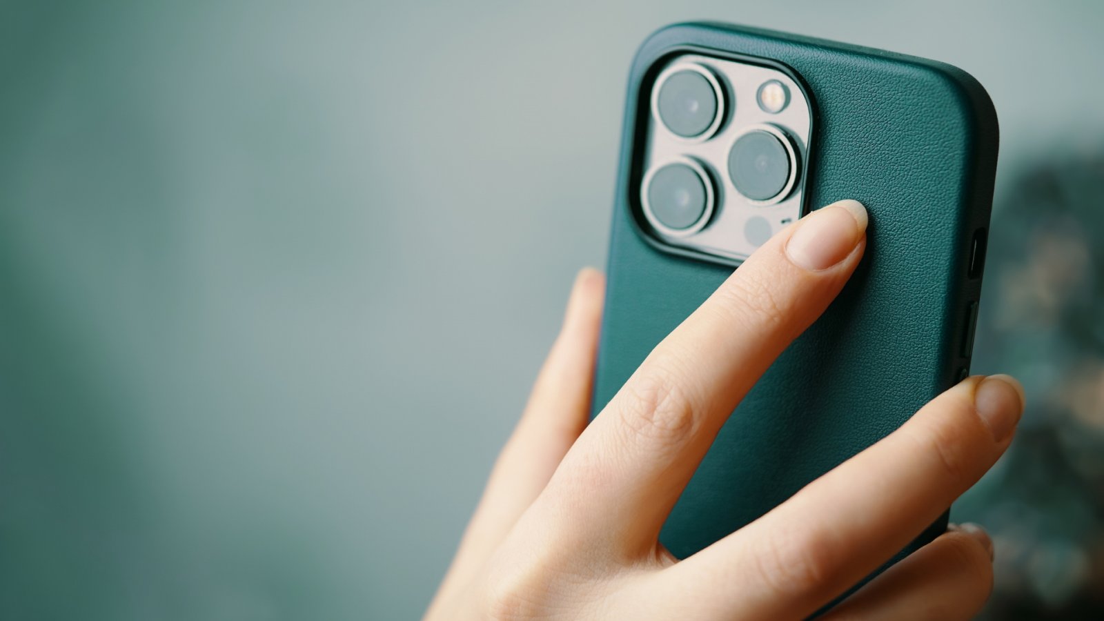 Un iPhone con cover verde