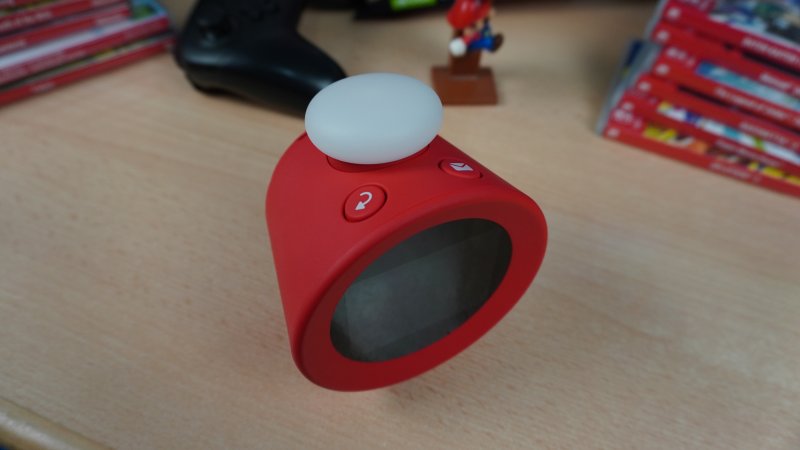 Nella parte superiore trovano posto tutti i pulsanti con cui interagire con Alarmo, lo schermo infatti non è touch screen