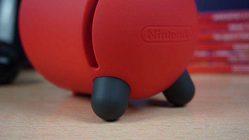 I piedini su cui poggia Alarmo sono buffi al punto giusto