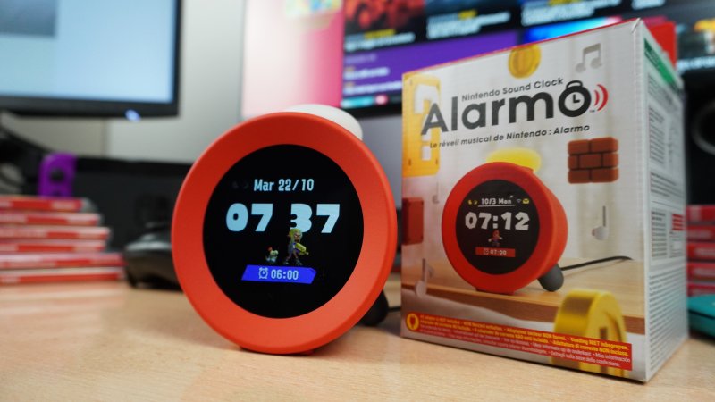 Giorno, ora, sveglia impostata e il personaggio del videogioco selezionato che si muove sul display, non ci sono molti altri elementi grafici visualizzati sullo schermo di Alarmo