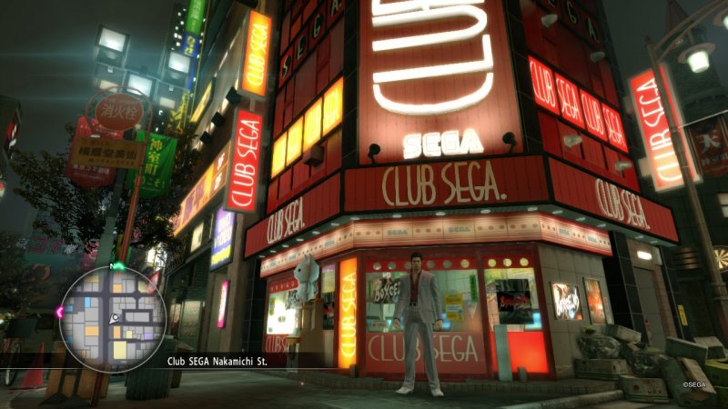Kazuma davanti a uno dei Club SEGA di Yakuza Kiwami